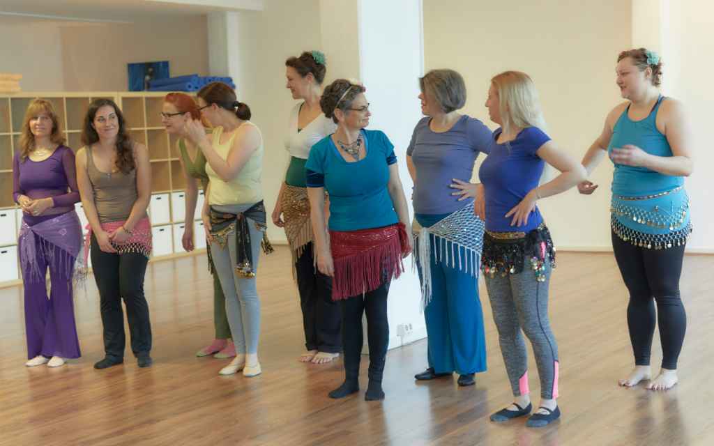 Wie erstelle ich eine Choreografie – fragender in die Runde – Foto: Sabuas Lichtraum Wie erstelle ich eine Choreografie - fragender in die Runde - Foto: Sabuas Lichtraum
