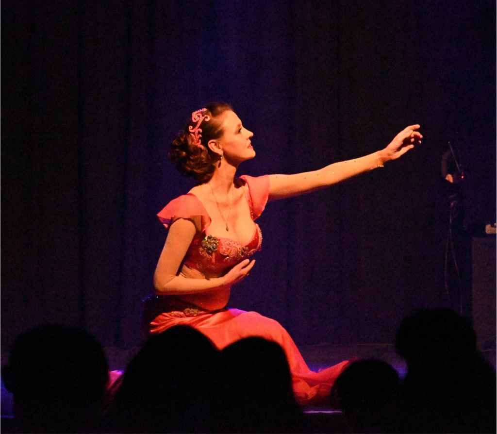 Hanan Kadur – Orientalischer Tanz / Bauchtanz – Werkschau OT pur – Foto: Springmausmedia Hanan Kadur - Orientalischer Tanz / Bauchtanz - Werkschau OT pur - Foto: Springmausmedia