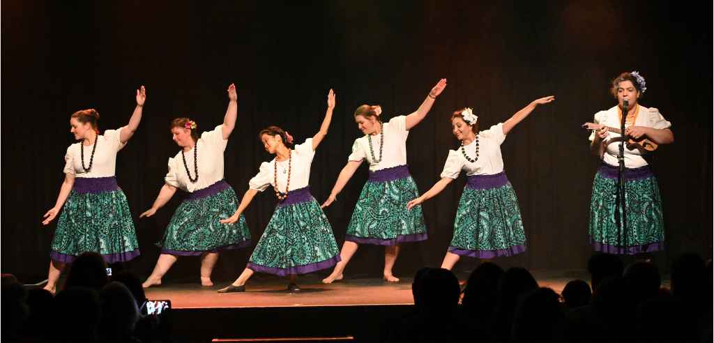 Showprojekt Hula – Hula / Hawaiianischer Tanz / Hawaischer Tanz – Werkschau OT pur – Foto: Springmausmedia Showprojekt Hula - Hula / Hawaiianischer Tanz / Hawaischer Tanz - Werkschau OT pur - Foto: Springmausmedia