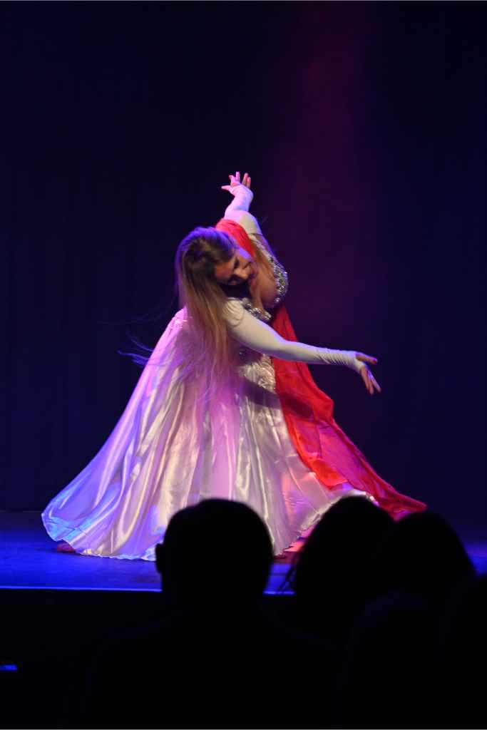 Katia – Bellydance Fusion / Bauchtanz & Ballett / Orientalischer Tanz / Bauchtanz – Werkschau OT pur – Foto: Springmausmedia Katia - Bellydance Fusion / Bauchtanz & Ballett / Orientalischer Tanz / Bauchtanz - Werkschau OT pur - Foto: Springmausmedia