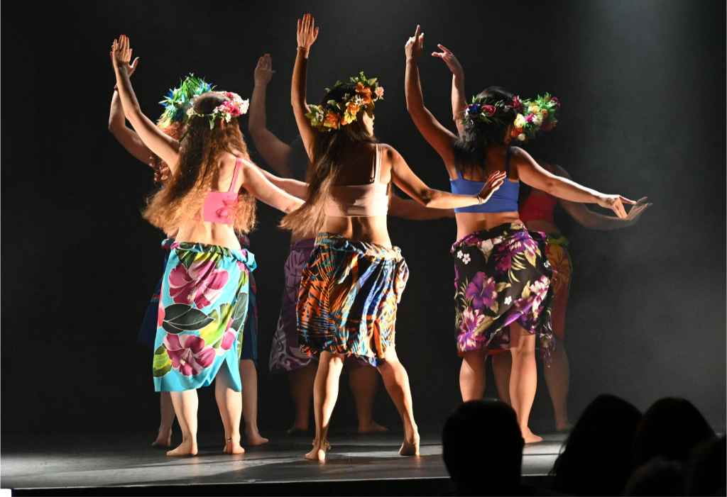 Showprojekt Aparima-Otea-Mix – Ori Tahiti / Tahitianischer Tanz – Werkschau OT pur – Foto: Springmausmedia Showprojekt Aparima-Otea-Mix - Ori Tahiti / Tahitianischer Tanz - Werkschau OT pur - Foto: Springmausmedia
