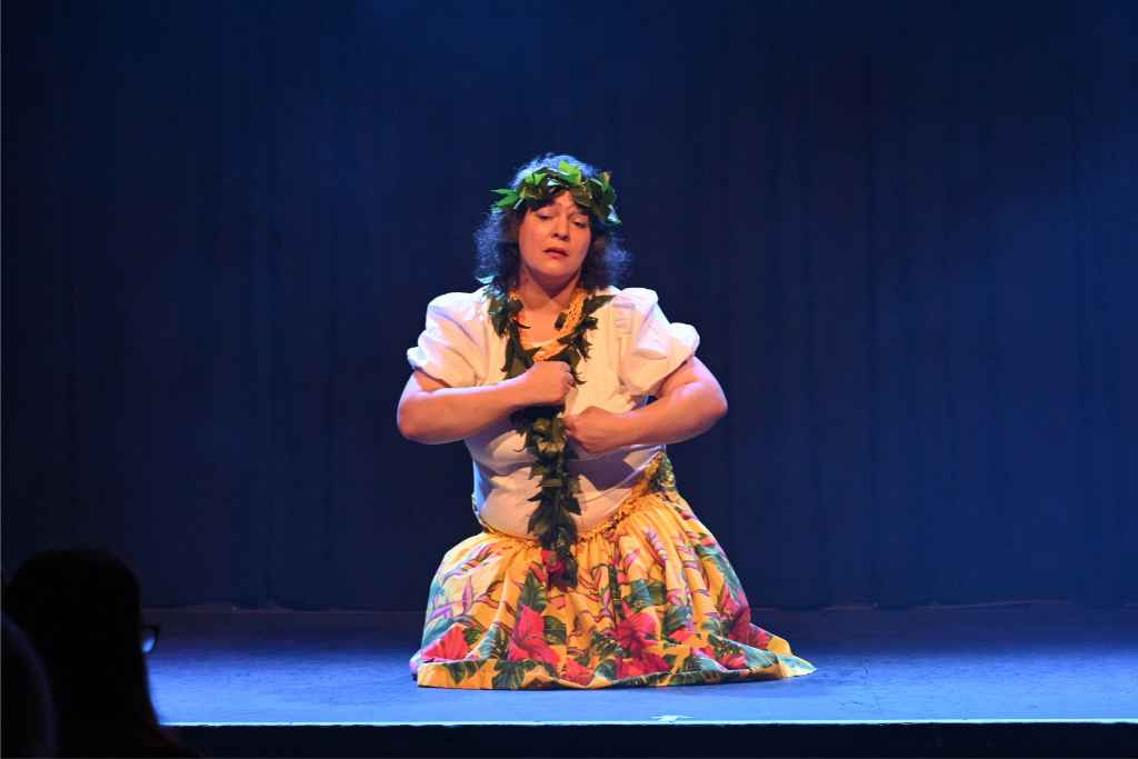 Therese Degen – Hula / Hawaiianischer Tanz / Hawaiischer Tanz – Werkschau OT pur – Foto: Springmausmedia Therese Degen - Hula / Hawaiianischer Tanz / Hawaiischer Tanz - Werkschau OT pur - Foto: Springmausmedia