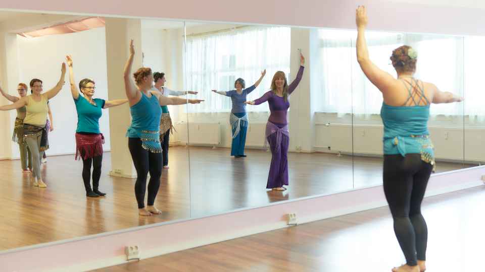 Teilnahme in Präsenz oder online? OT pur – Move your Belly – Foto: Sabuas Lichtraum Teilnahme in Präsenz oder online? OT pur - Move your Belly - Foto: Sabuas Lichtraum