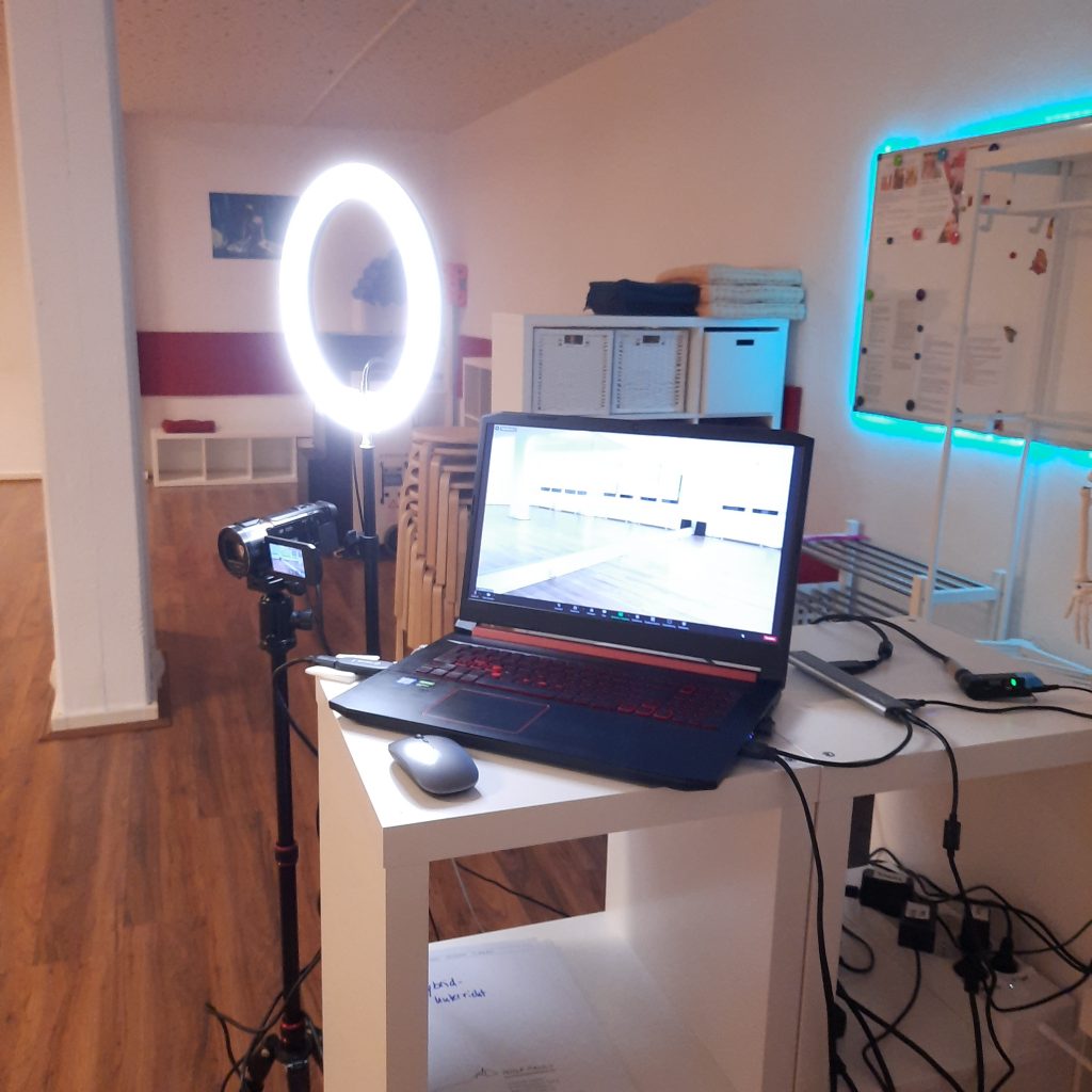 Teilnahme in Präsenz oder online? OT pur – Move your Belly – Foto: Sabuas Lichtraum Teilnahme in Präsenz oder online? OT pur - Move your Belly - Foto: Sabuas Lichtraum