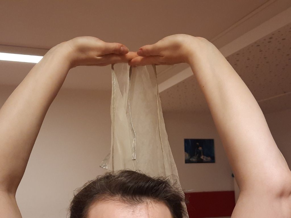 Durch die Ausrichtung der Hände Raum zwischen Schleier und Kopf gewinnnen.