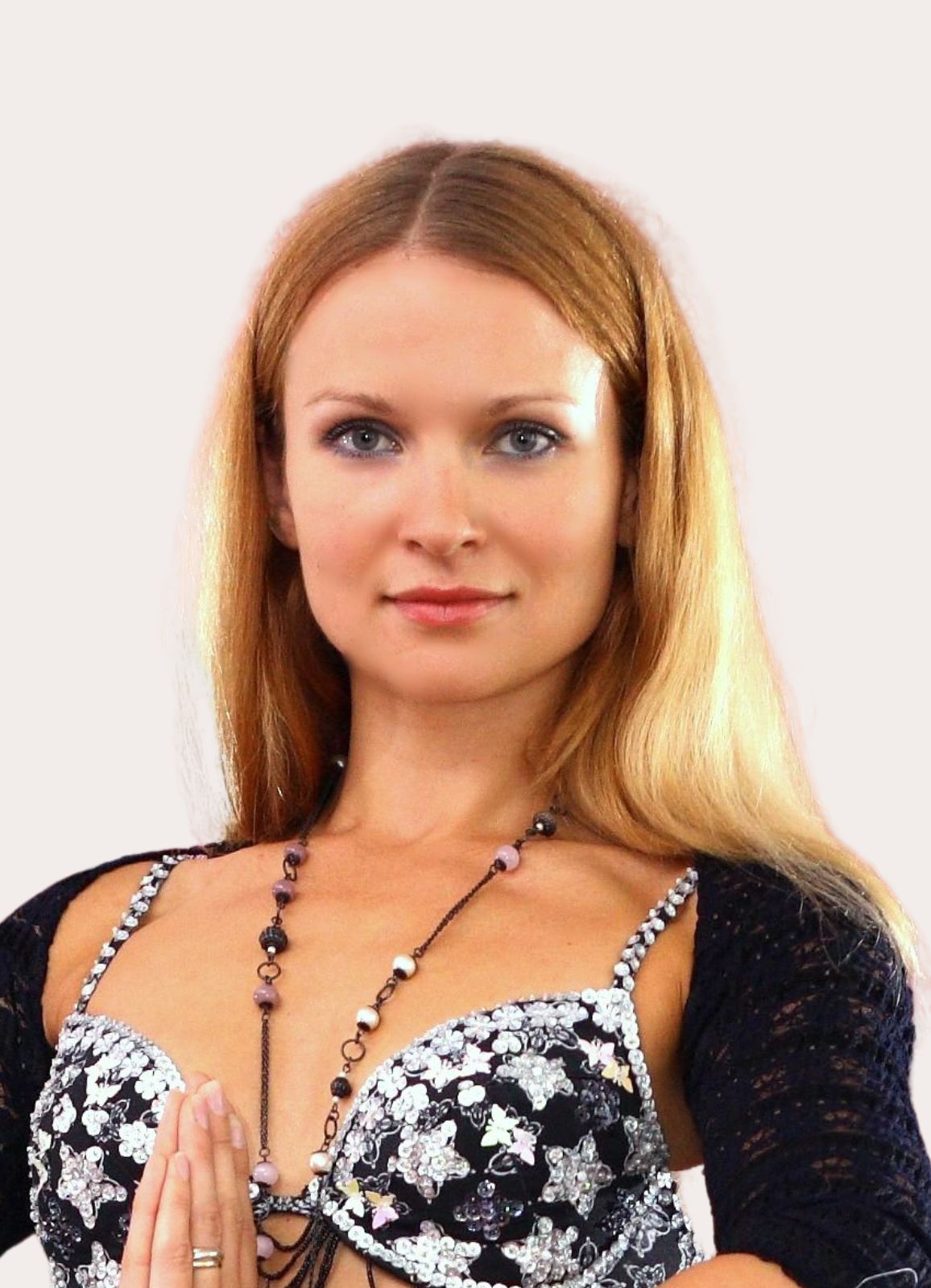 Olga – Tanzlehrerin für Modern Bellydance, Bellyrobics & Yoga Olga - Tanzlehrerin für Modern Bellydance, Bellyrobics & Yoga