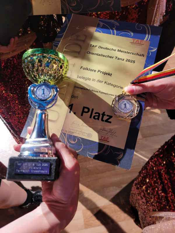 Urkunde, Medaille & Pokal - 1. Platz Formation Folklore